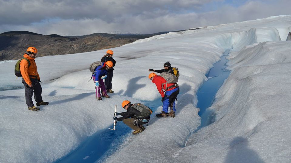 Touching The Ice Trekking To The Gray Glacier foto 4